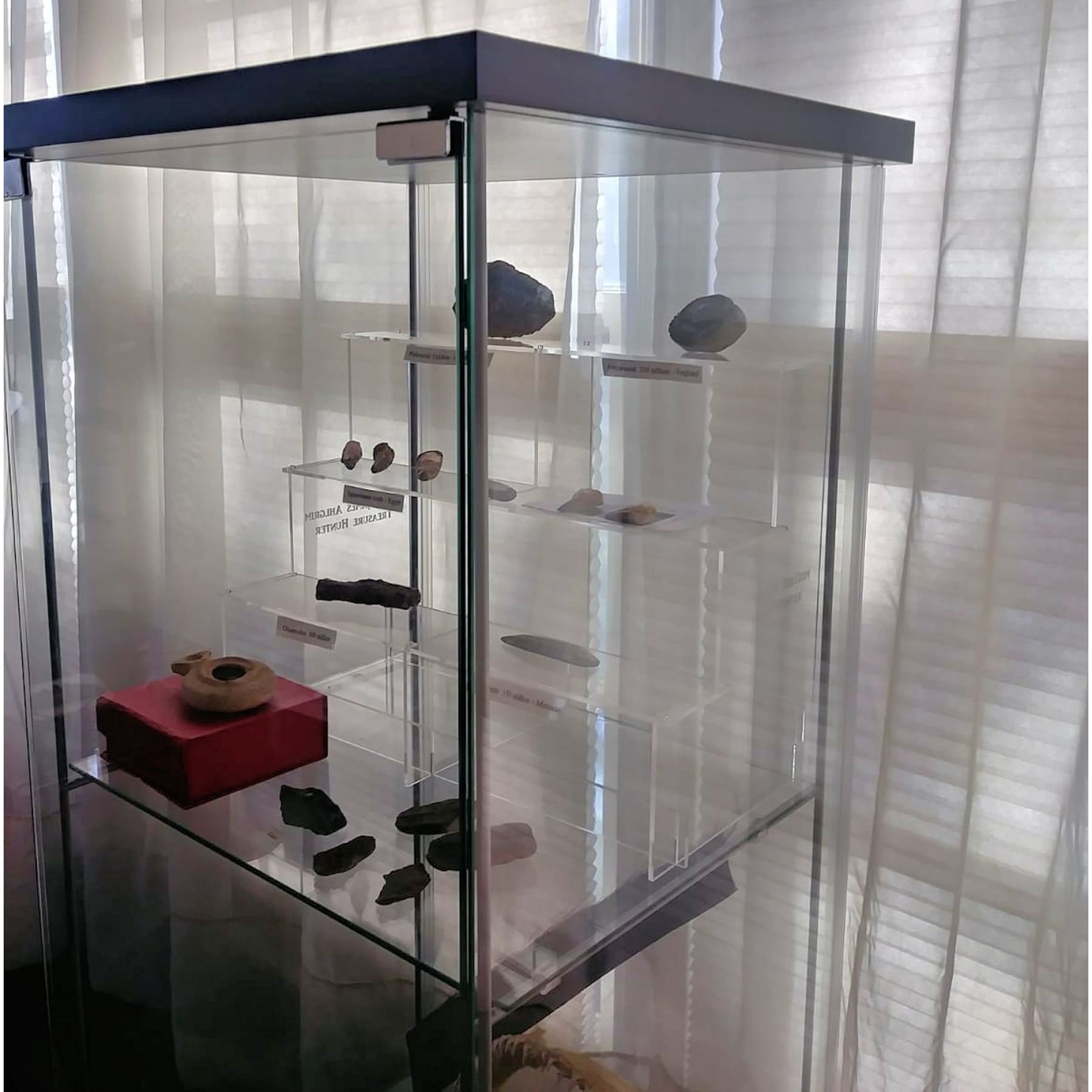 https://630laser.com/cdn/shop/products/acrylic-shelf-riser-display-tier-full-size-for-detolf-ideal-fossils-collectibles-memorabilia-and-more-4-levels-stand-raiser-630laser-case-transparent_101.jpg?v=1580414823&width=1946